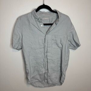 Everlane Men’s Linen Short Sleeve Casual Button Up Light Gray Shirt Collar